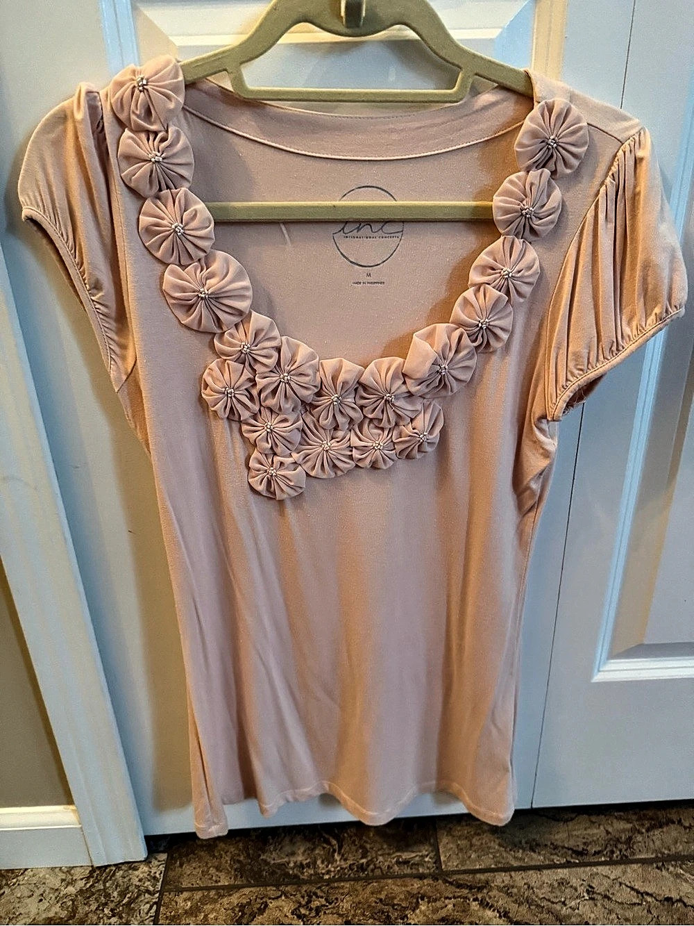 Medium Floral Neckline Tee in Pink Size Medium Like New